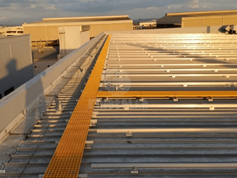马来西亚-500M彩钢瓦屋顶太阳能系统走道